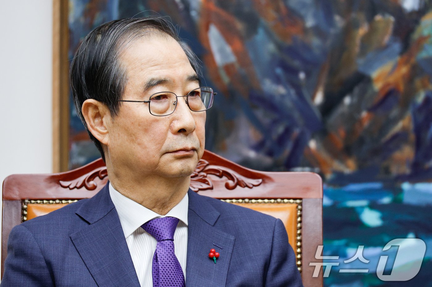 본문 이미지 - 한덕수 대통령 권한대행 겸 국무총리&#40;왼쪽&#41;가 15일 서울 여의도 국회에서 우원식 의장을 예방하고 있다. 2024.12.15/뉴스1 ⓒ News1 안은나 기자