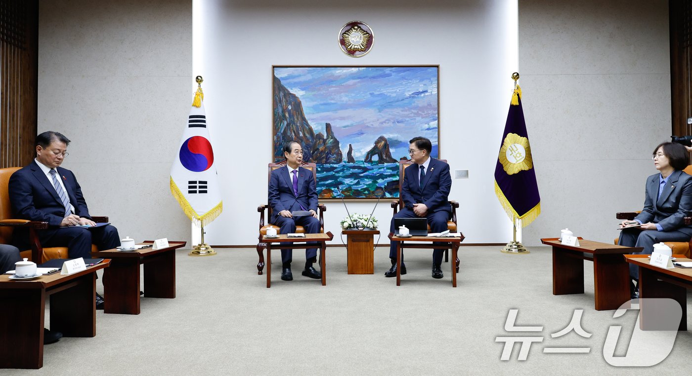 본문 이미지 - 우원식 국회의장&#40;오른쪽&#41;이 15일 서울 여의도 국회에서 한덕수 대통령 권한대행 겸 국무총리를 접견하고 있다. 2024.12.15/뉴스1 ⓒ News1 안은나 기자