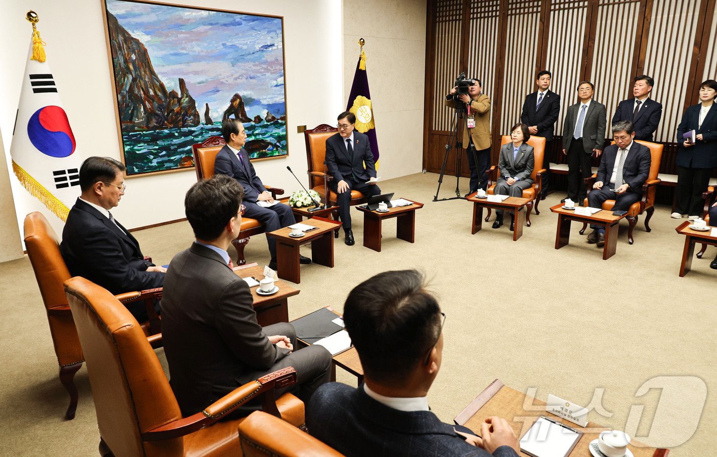 우원식 국회의장이 15일 오후 서울 여의도 국회에서 한덕수 대통령 권한대행 겸 국무총리를 접견, 모두 발언하고 있다. 2024.12.15/뉴스1 ⓒ News1 국회사진취재단