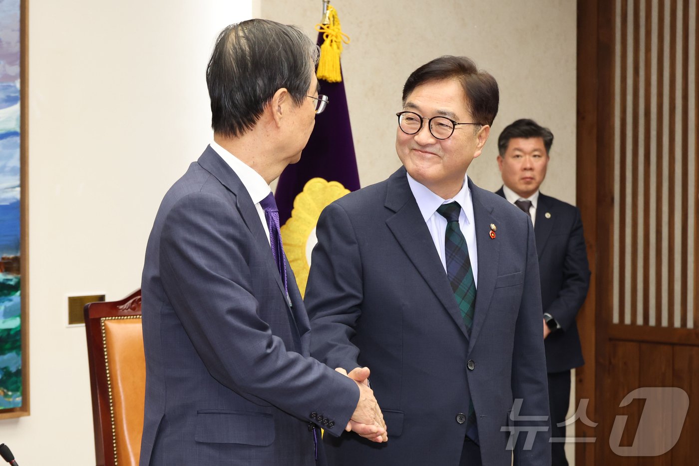 우원식 국회의장&#40;오른쪽&#41;이 15일 오후 서울 여의도 국회에서 한덕수 대통령 권한대행 겸 국무총리를 접견하고 있다. 2024.12.15/뉴스1 ⓒ News1 국회사진취재단