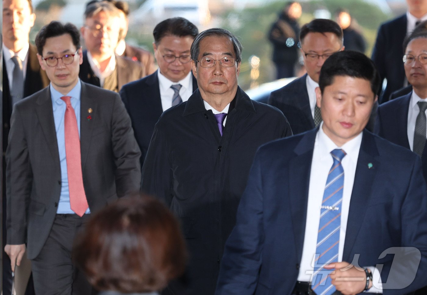 한덕수 대통령 권한대행 겸 국무총리가 우원식 국회의장을 만나기 위해 15일 오후 서울 여의도 국회 본청에 입장하고 있다. 2024.12.15/뉴스1 ⓒ News1 국회사진취재단