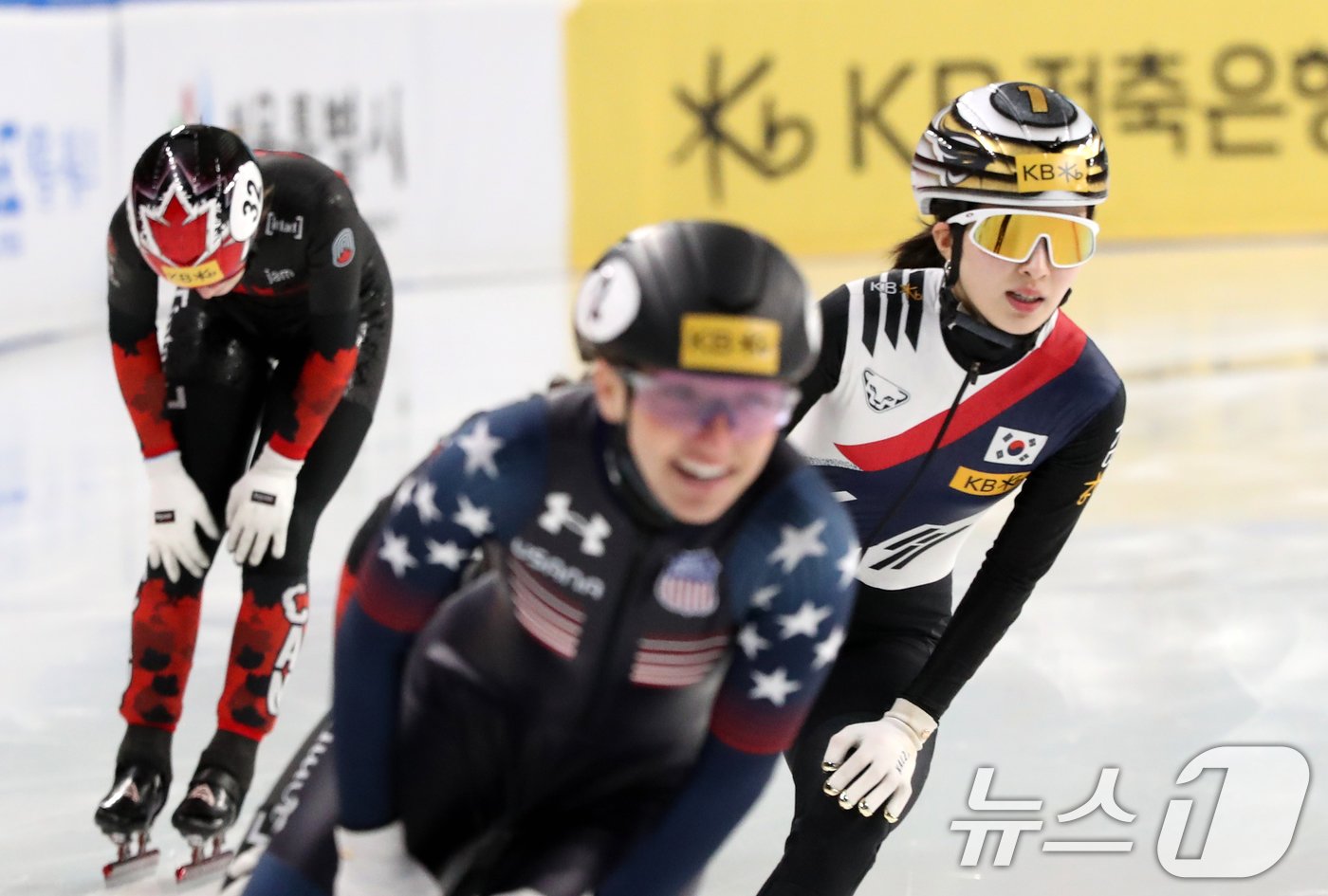 본문 이미지 - 15일 서울 양천구 목동 아이스링크에서 열린 &#39;KB금융-ISU 쇼트트랙 월드투어 서울 대회&#39; 여자 500m 결승에서 4위로 결승선을 통과한 뒤 숨을 고르고 있다. 2024.12.15/뉴스1 ⓒ News1 이승배 기자