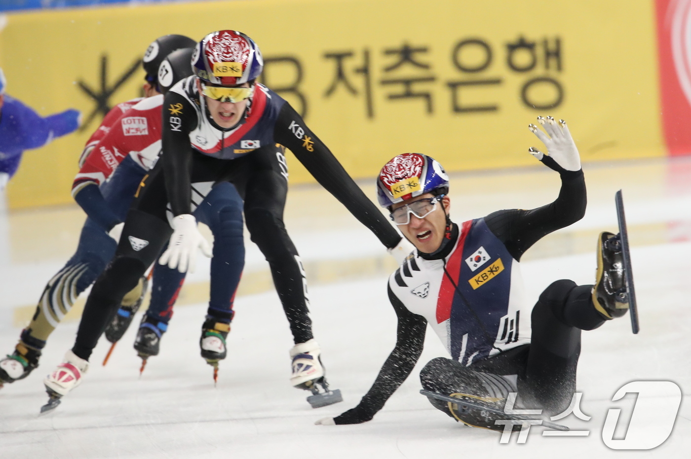 (서울=뉴스1) 이승배 기자 = 15일 서울 양천구 목동 아이스링크에서 열린 'KB금융-ISU 쇼트트랙 월드투어 서울 대회' 남자 5,000m 계주 경기, 대한민국 김태성이 주자 …