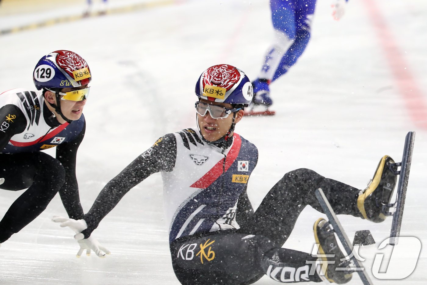 본문 이미지 - 15일 서울 양천구 목동 아이스링크에서 열린 &#39;KB금융-ISU 쇼트트랙 월드투어 서울 대회&#39; 남자 5,000m 계주 경기에서 주자 교체 중 넘어졌던 김태성이 박장혁과 다시 교체하고 있다. 2024.12.15/뉴스1 ⓒ News1 이승배 기자