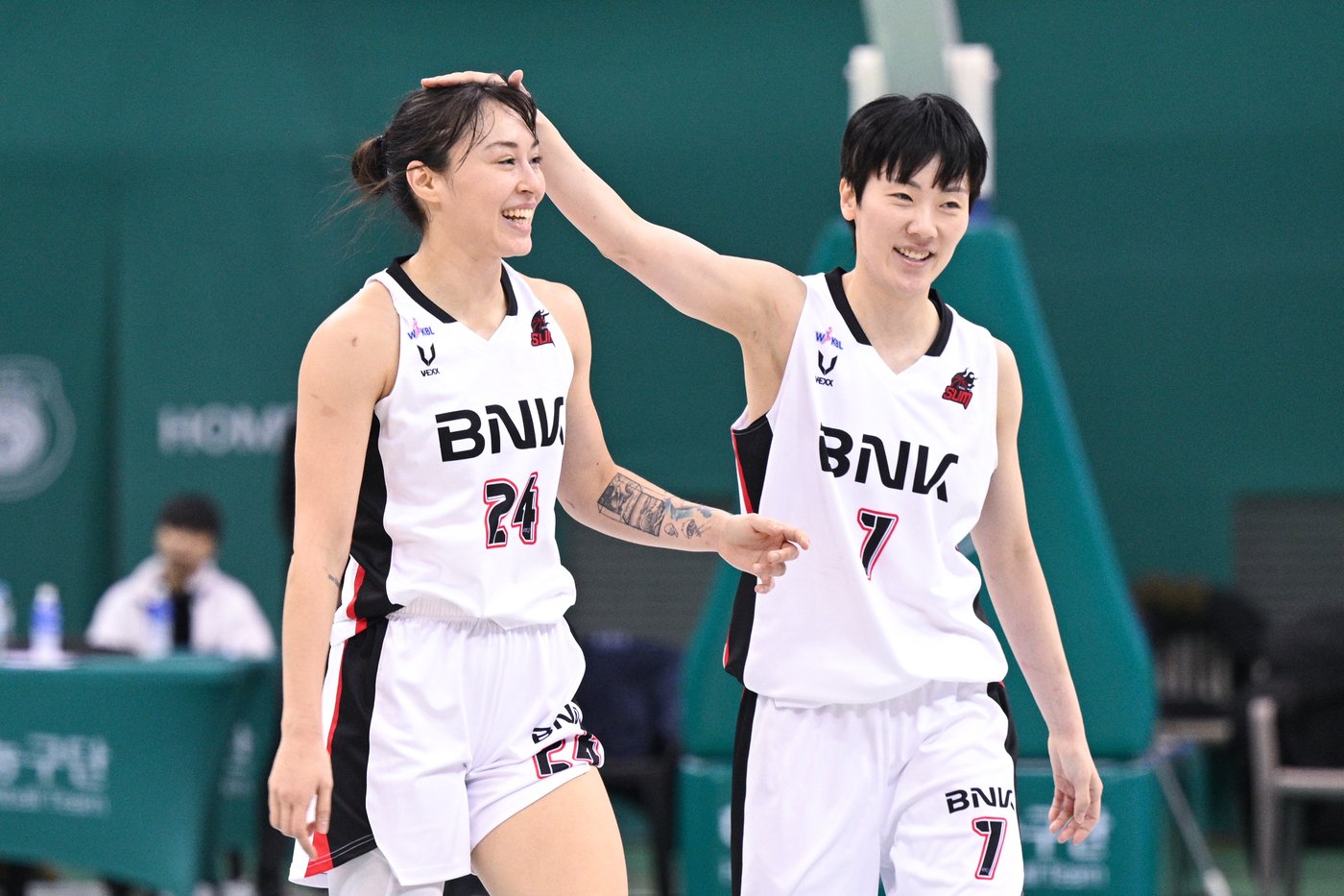 부산 BNK의 김소니아&#40;왼쪽&#41;와 박혜진. &#40;WKBL 제공&#41;