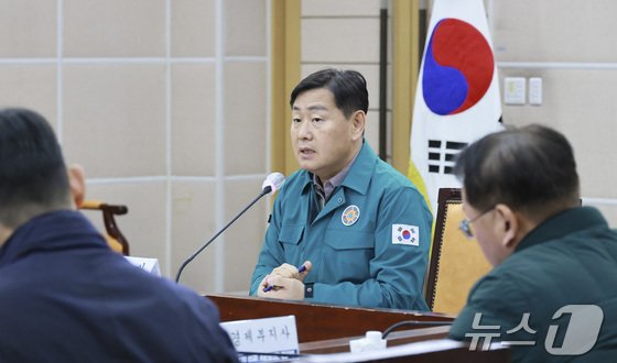 본문 이미지 - 15일 전북자치도청 종합상황실에서 김관영 도지사가 대통령 탄핵소추안 국회 가결에 따른 긴급 간부회의를 갖고 도정 주요 현안을 점검하고 있다.&#40;전북자치도 제공&#41;/뉴스1