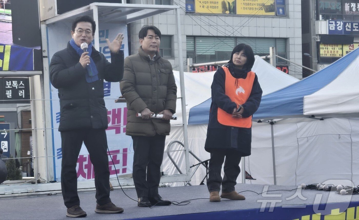 본문 이미지 - 허태정 전 대전시장(왼쪽)이 15일 대전역 서광장에서 열린 '대전촛불대행진'에서 윤석열 대통령의 즉각 퇴진과 구속 수사를 촉구하고 있다. 2024.12.13 /뉴스1 ⓒ News1 허진실 기자 