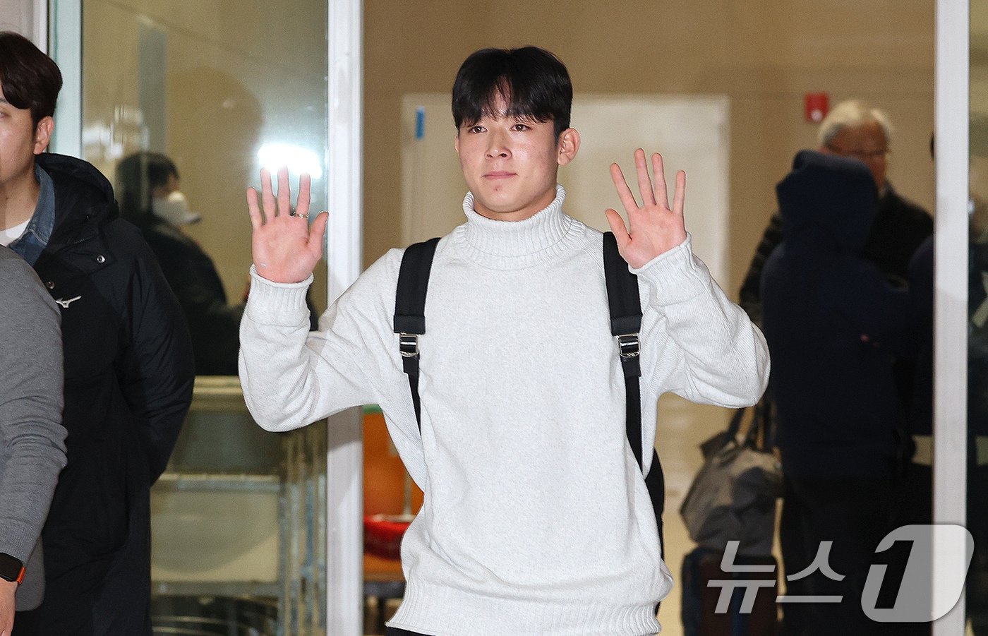 본문 이미지 - 잉글랜드 프리미어리그&#40;PL&#41; 토트넘 홋스퍼에 합류하는 양민혁이 16일 오전 인천국제공항 제2터미널을 통해 영국 런던으로 출국하고 있다. 2024.12.16/뉴스1 ⓒ News1 장수영 기자