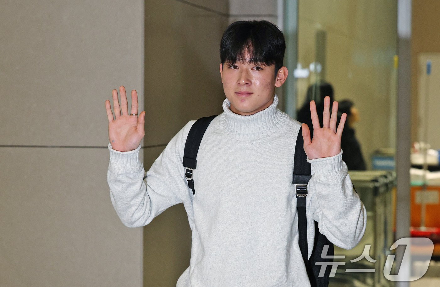 본문 이미지 - 잉글랜드 프리미어리그&#40;PL&#41; 토트넘 홋스퍼에 합류하는 양민혁이 16일 오전 인천국제공항 제2터미널을 통해 영국 런던으로 출국하고 있다. 2024.12.16/뉴스1 ⓒ News1 장수영 기자