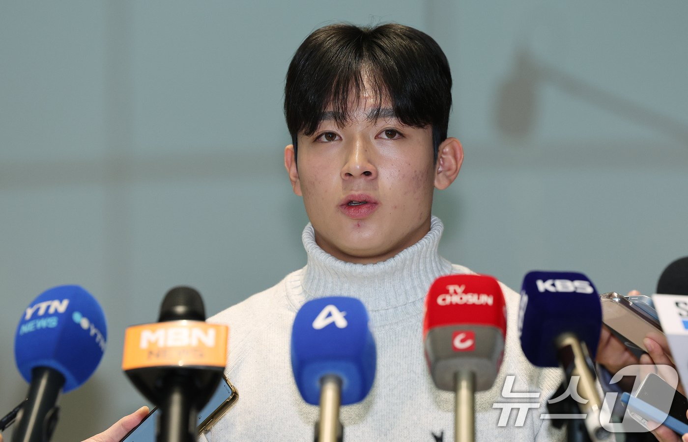 본문 이미지 - 잉글랜드 프리미어리그&#40;PL&#41; 토트넘 홋스퍼에 합류하는 양민혁이 16일 오전 인천국제공항 제2터미널을 통해 영국 런던으로 출국하기 앞서 취재진과 인터뷰하고 있다. 2024.12.16/뉴스1 ⓒ News1 장수영 기자