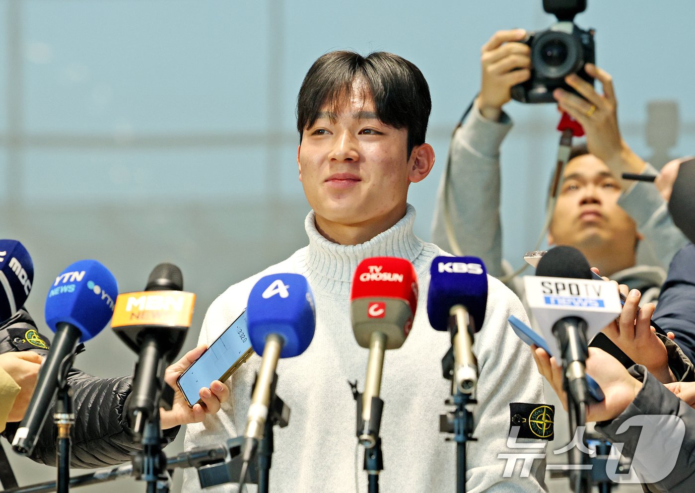 본문 이미지 - 잉글랜드 프리미어리그&#40;PL&#41; 토트넘 홋스퍼에 합류하는 양민혁이 16일 오전 인천국제공항 제2터미널을 통해 영국 런던으로 출국하기 앞서 취재진과 인터뷰를 하고 있다. 2024.12.16/뉴스1 ⓒ News1 장수영 기자
