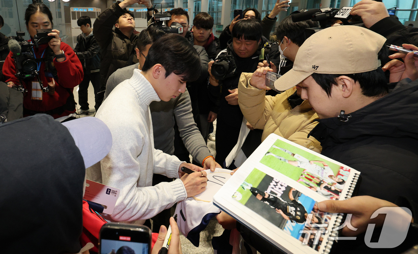 (인천공항=뉴스1) 장수영 기자 = 잉글랜드 프리미어리그(PL) 토트넘 홋스퍼에 합류하는 양민혁이 16일 오전 인천국제공항 제2터미널을 통해 영국 런던으로 출국하기 앞서 팬들에게 …