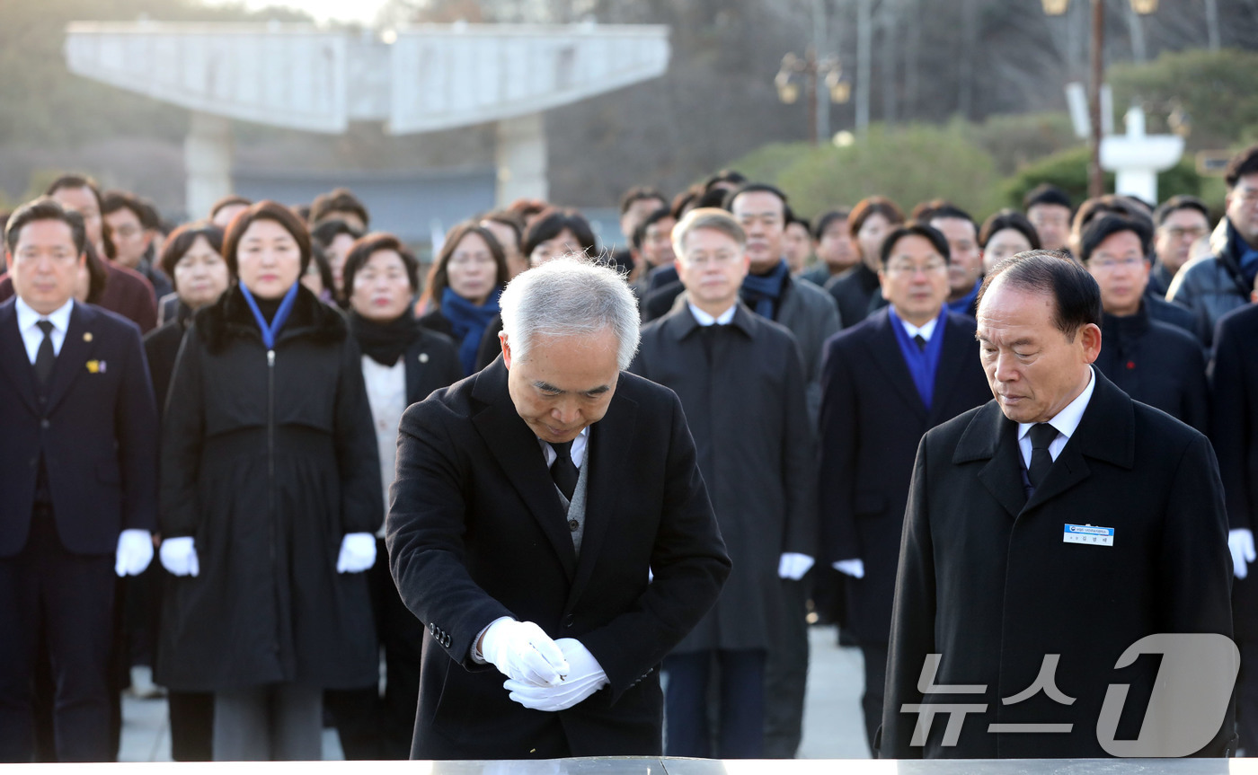 (광주=뉴스1) 박지현 기자 = 비상계엄 선포로 윤석열 대통령 탄핵소추안 가결된지 이틀째인 16일 오전 더불어민주당 광주시당 국회의원, 선출직공직자가 광주 북구 운정동 국립 5·1 …