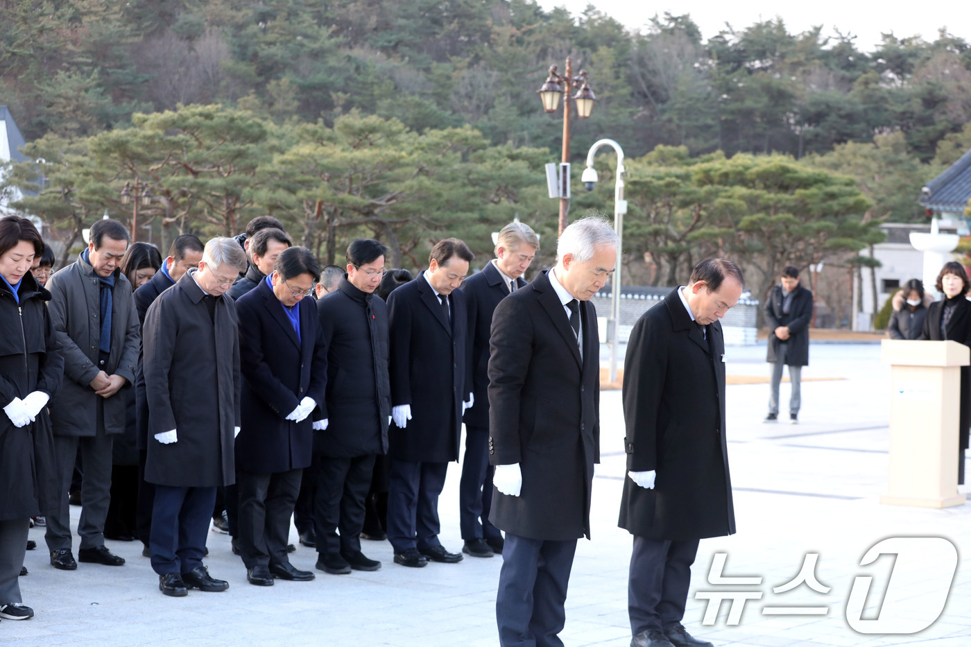 (광주=뉴스1) 박지현 기자 = 비상계엄 선포로 윤석열 대통령 탄핵소추안 가결된지 이틀째인 16일 오전 더불어민주당 광주시당 국회의원, 선출직공직자가 광주 북구 운정동 국립 5·1 …