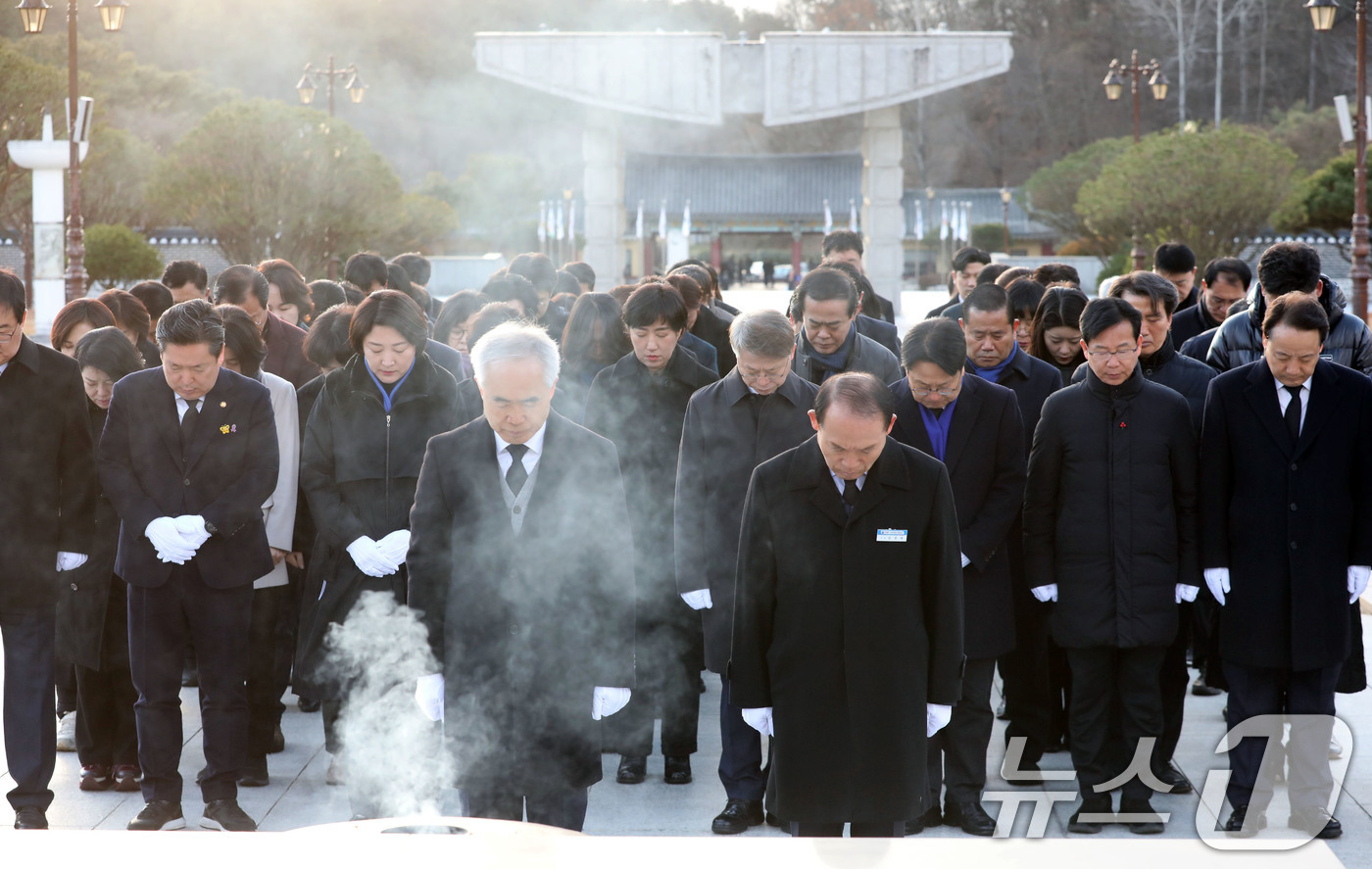 (광주=뉴스1) 박지현 기자 = 비상계엄을 선포한 윤석열 대통령 탄핵소추안 가결된지 이틀째인 16일 오전 더불어민주당 광주시당 국회의원, 선출직공직자가 광주 북구 운정동 국립 5· …