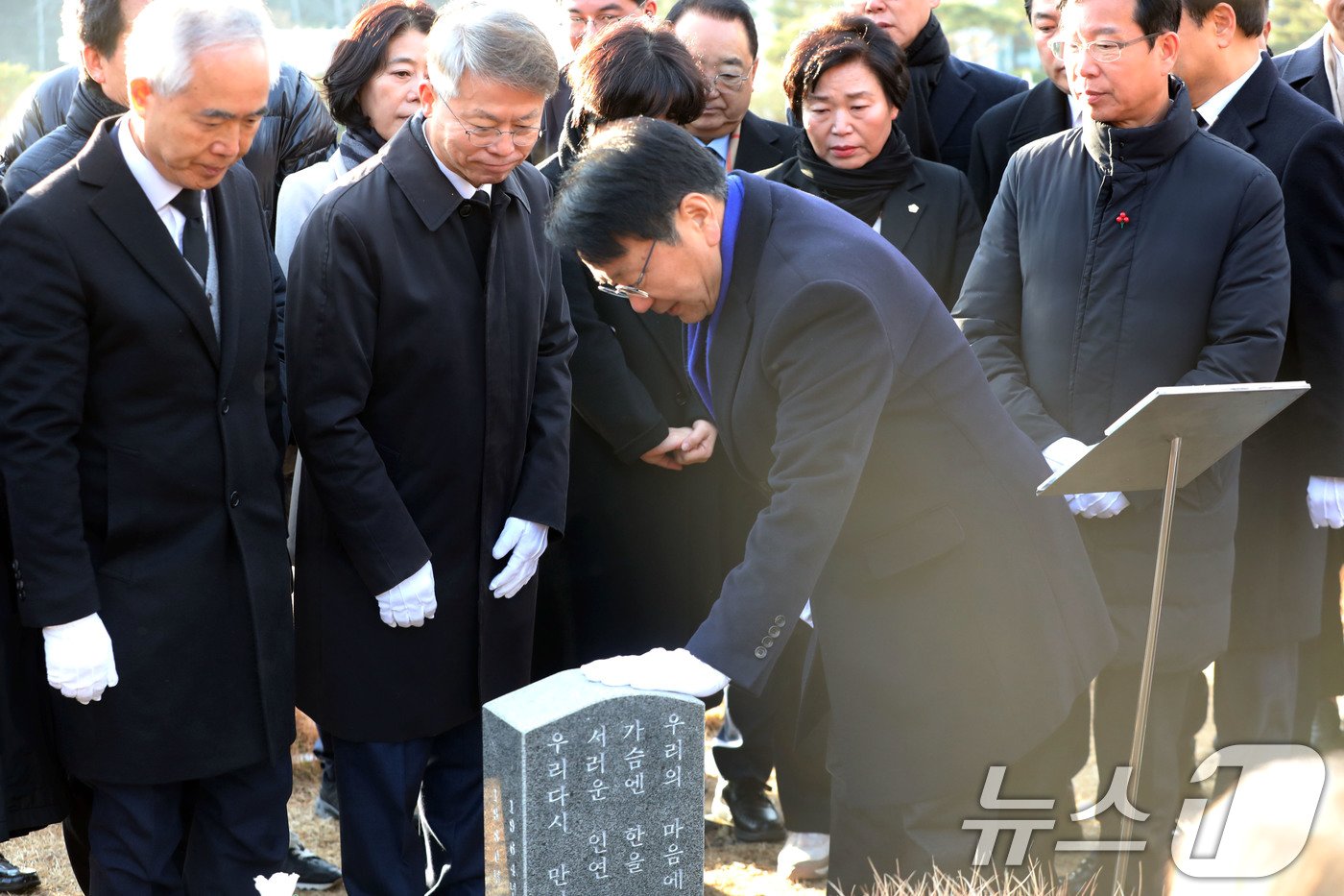 비상계엄 선포로 윤석열 대통령 탄핵소추안 가결된지 이틀째인 16일 오전 더불어민주당 강기정 광주시장이 광주 북구 운정동 국립 5·18민주묘지에서 문재학 열사의 묘비를 어루만지고 있다. 2024.12.16/뉴스1 ⓒ News1 박지현 기자