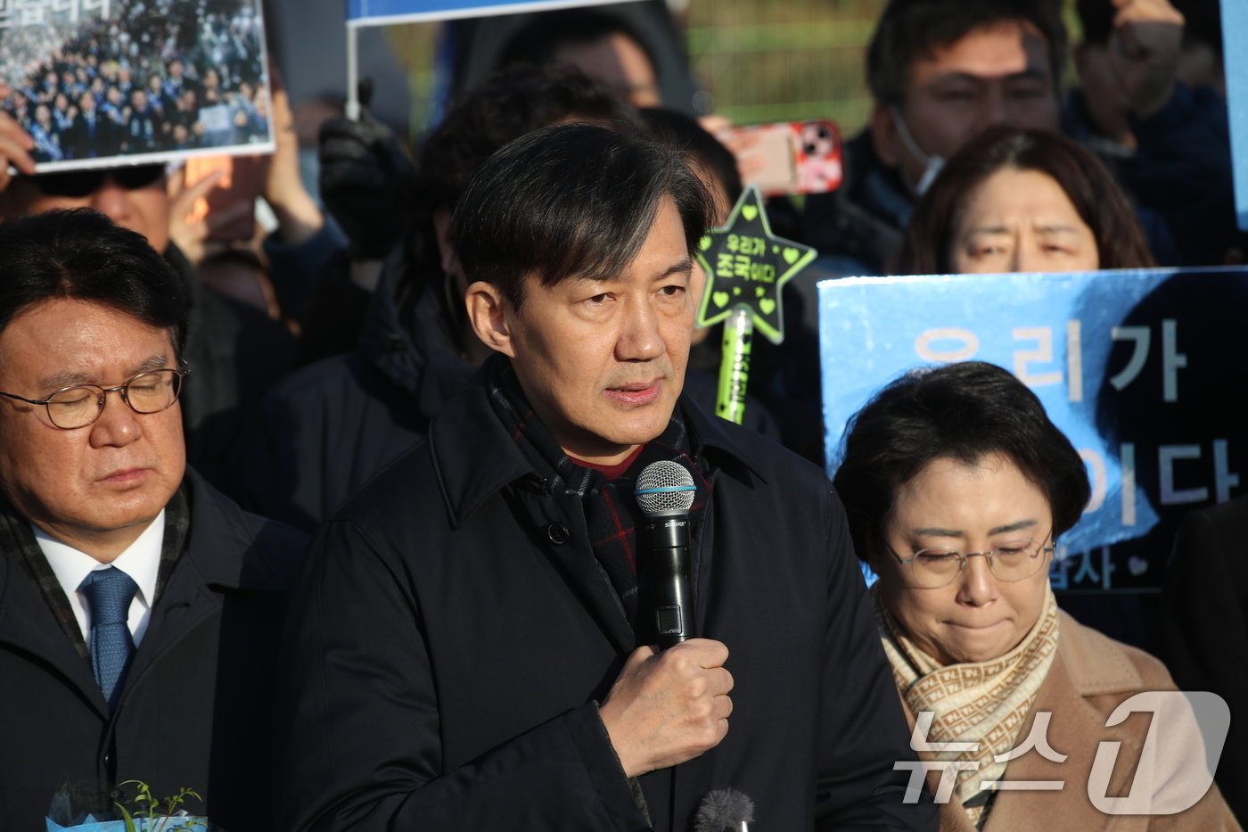 본문 이미지 - 자녀 입시 비리와 청와대 감찰 무마 혐의로 대법원으로부터 징역 2년 실형을 확정 받은 조국 전 조국혁신당 대표가 16일 오전 경기도 의왕시 서울 구치소로 수감되기 전 입장을 밝히고 있다.  2024.12.16/뉴스1 ⓒ News1 이승배 기자