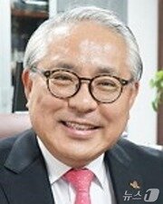 본문 이미지 - 2024 대한민국 중소기업 규제혁신 대상에서 &#39;참! 좋은 중소기업상&#39;을 수상한 박성진 에스제이탱커 대표.&#40;중소기업 옴부즈만 제공&#41;