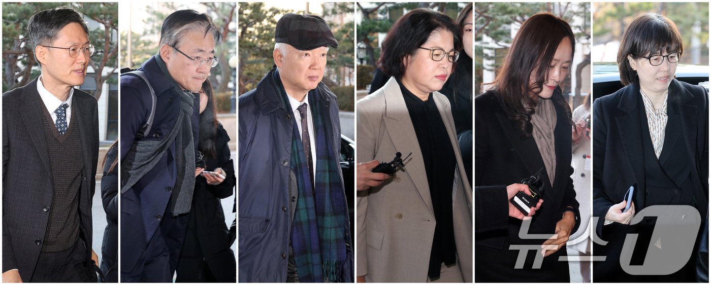 본문 이미지 - 문형배 헌법재판소장 권한대행(왼쪽부터), 김형두 헌법재판관, 정형식 헌법재판관, 김복형 헌법재판관, 정정미 헌법재판관, 이미선 헌법재판관이 16일 서울 종로구 헌법재판소로 출근하고 있다. 2024.12.16/뉴스1 ⓒ News1 이동해 기자