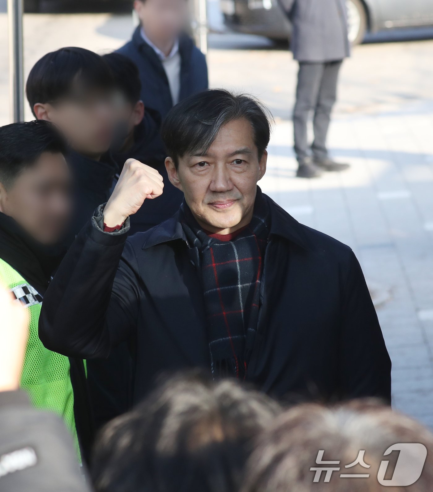 본문 이미지 - 자녀 입시 비리와 청와대 감찰 무마로 징역 2년이 확정된 조국 전 조국혁신당 대표가 16일 오전 수감을 위해 경기 의왕시 서울구치소로 들어가기 전 지지자들에게 인사를 하고 있다. 2024.12.16/뉴스1 ⓒ News1 김영운 기자