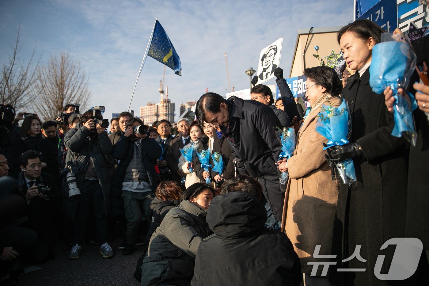 자녀 입시 비리와 청와대 감찰 무마 혐의로 대법원으로부터 징역 2년 실형을 확정 받은 조국 전 조국혁신당 대표가 16일 오전 경기도 의왕시 서울 구치소로 수감되기 전 입장을 밝힌 뒤 인사하고 있다. 2024.12.16/뉴스1 ⓒ News1 이승배 기자