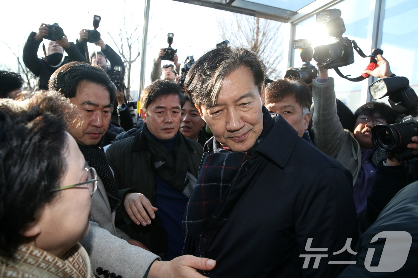 본문 이미지 - 자녀 입시 비리와 청와대 감찰 무마 혐의로 대법원으로부터 징역 2년 실형을 확정 받은 조국 전 조국혁신당 대표가 16일 오전 경기도 의왕시 서울 구치소로 들어가고 있다.  2024.12.16/뉴스1 ⓒ News1 이승배 기자