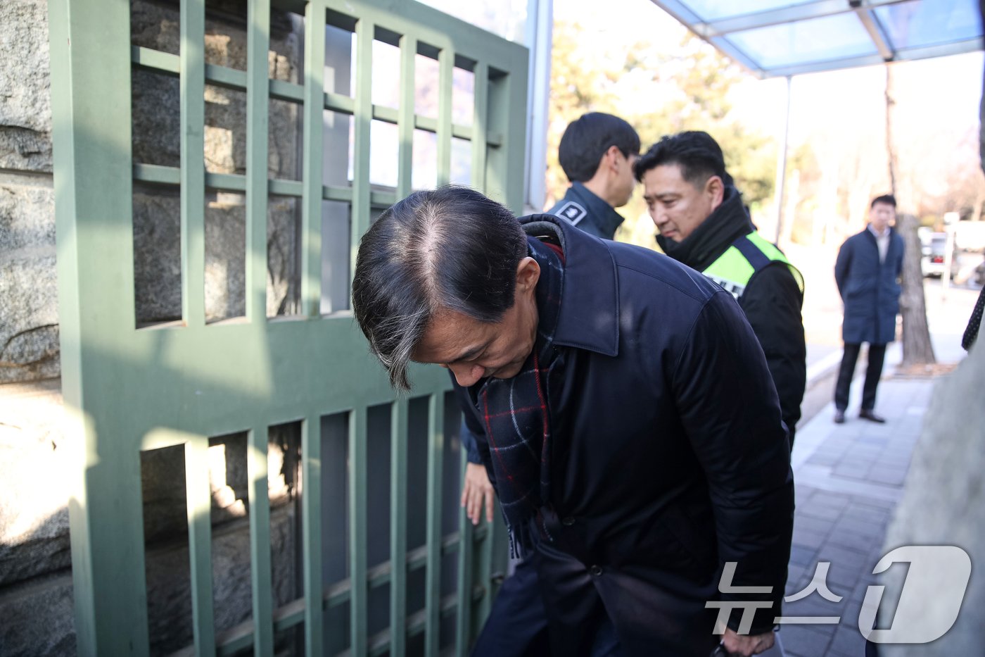 본문 이미지 - 자녀 입시 비리와 청와대 감찰 무마 혐의로 대법원으로부터 징역 2년 실형을 확정 받은 조국 전 조국혁신당 대표가 16일 오전 경기도 의왕시 서울 구치소로 수감되기 전 인사하고 있다. 2024.12.16/뉴스1 ⓒ News1 이승배 기자