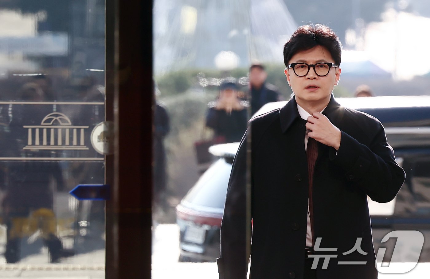 본문 이미지 - 한동훈 국민의힘 대표가 16일 오전 서울 여의도 국회에 도착해 출근하고 있다. 2024.12.16/뉴스1 ⓒ News1 김민지 기자