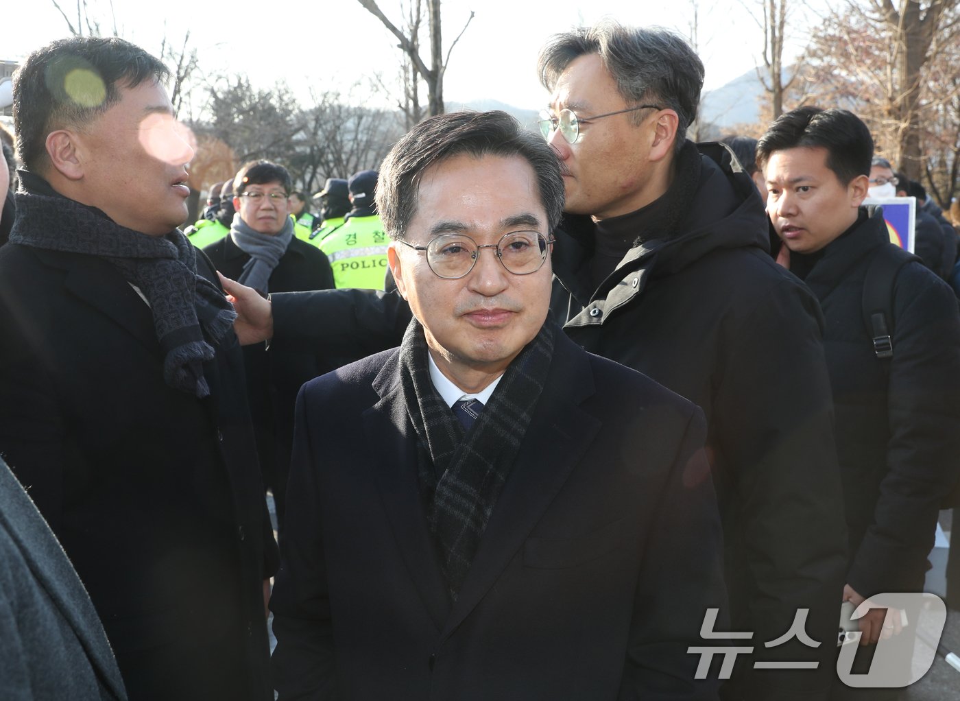 본문 이미지 - 김동연 경기도지사가 16일 오전 경기 의왕시 서울구치소에서 자녀 입시 비리와 청와대 감찰 무마로 징역 2년이 확정된 조국 전 조국혁신당 대표의 수감을 지켜보고 있다. 2024.12.16/뉴스1 ⓒ News1 김영운 기자