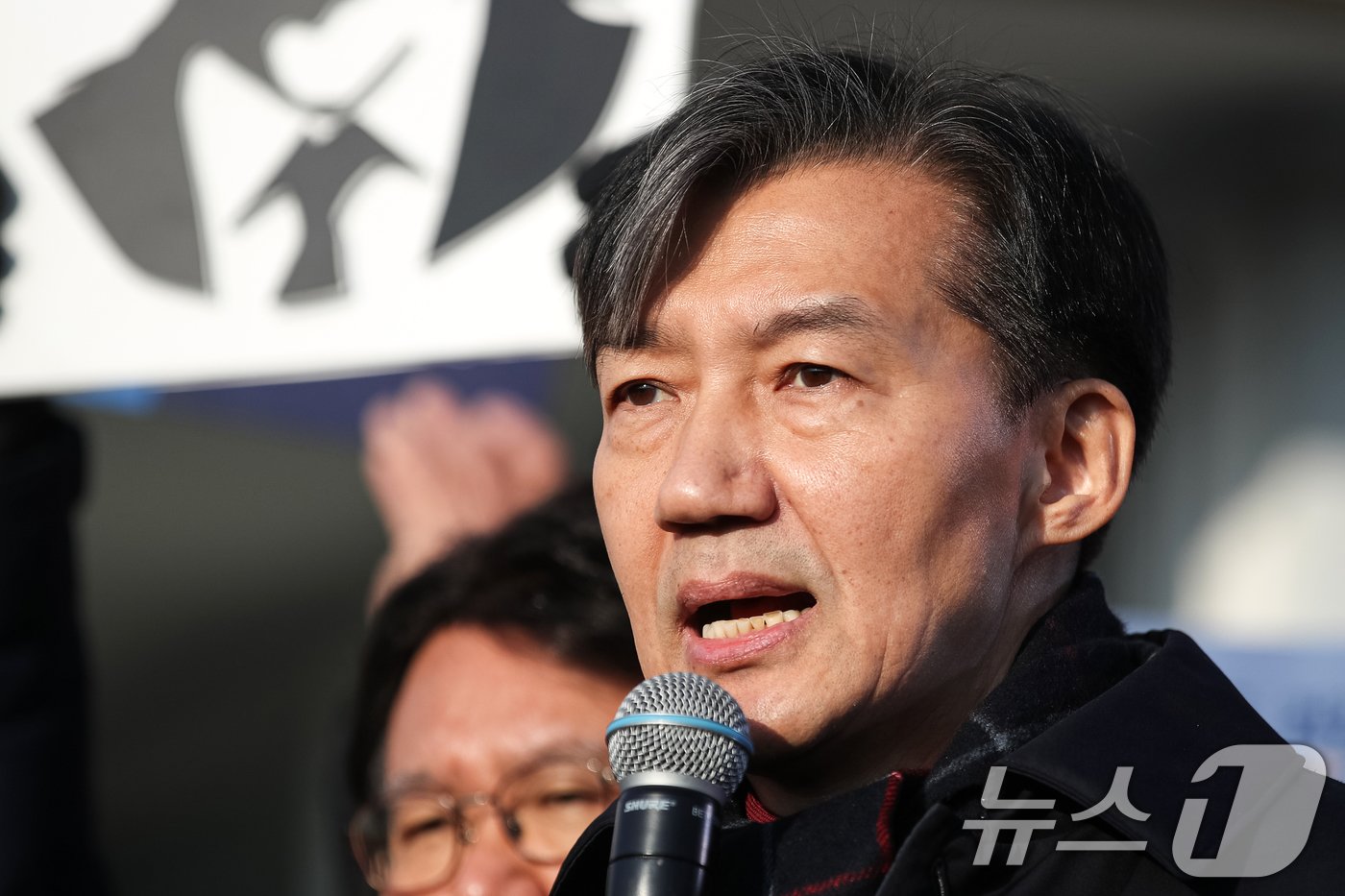 본문 이미지 - 자녀 입시 비리와 청와대 감찰 무마 혐의로 대법원으로부터 징역 2년 실형을 확정 받은 조국 전 조국혁신당 대표가 16일 오전 경기도 의왕시 서울 구치소로 수감되기 전 입장을 밝히고 있다. 2024.12.16/뉴스1 ⓒ News1 이승배 기자