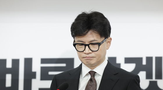 '대표직 사퇴' 굳은 표정의 한동훈