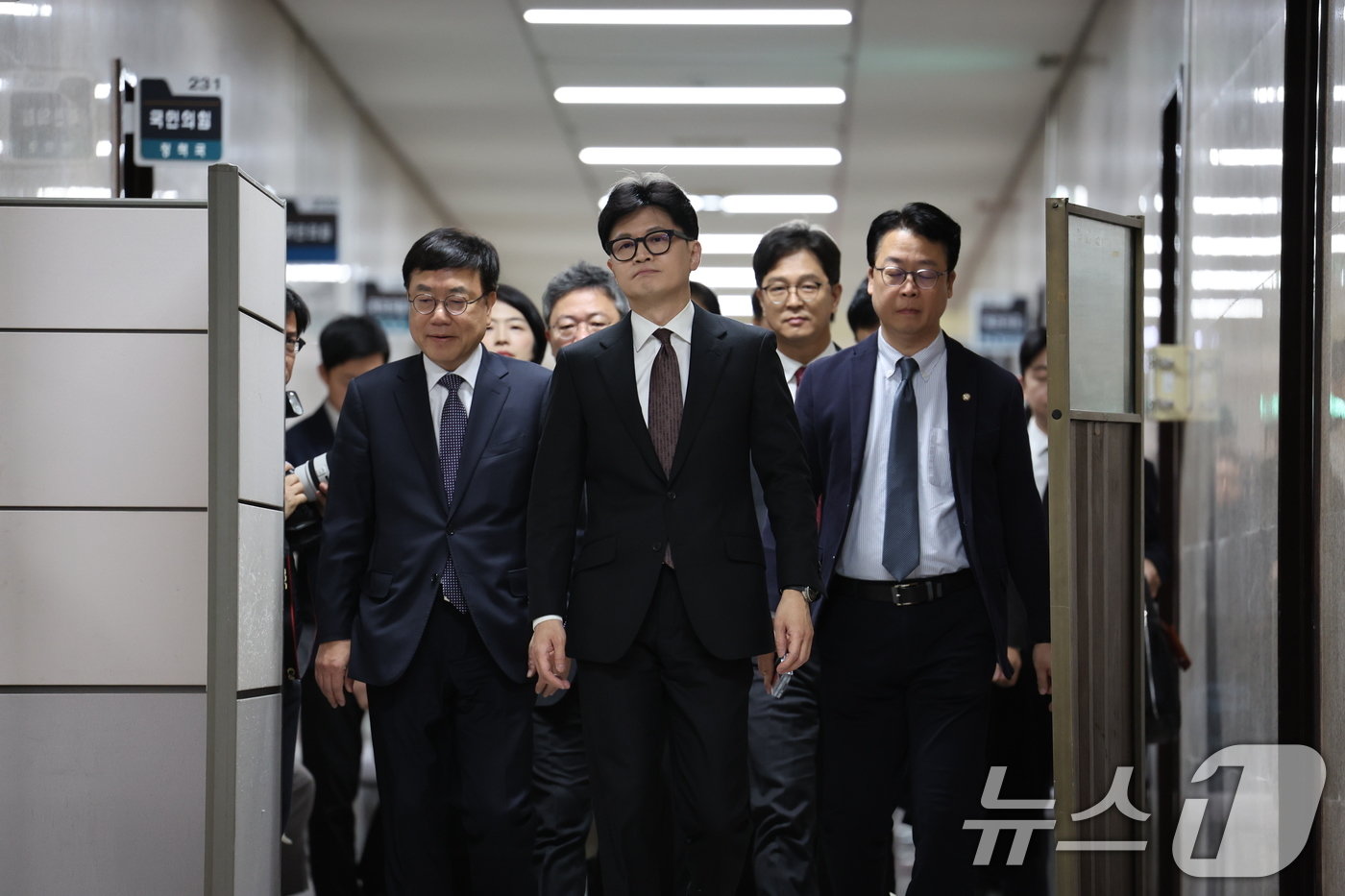 본문 이미지 - 한동훈 국민의힘 대표가 16일 오전 서울 여의도 국회에서 당대표직 사퇴 발표 기자회견을 위해 이동하고 있다. 2024.12.16/뉴스1 ⓒ News1 이재명 기자