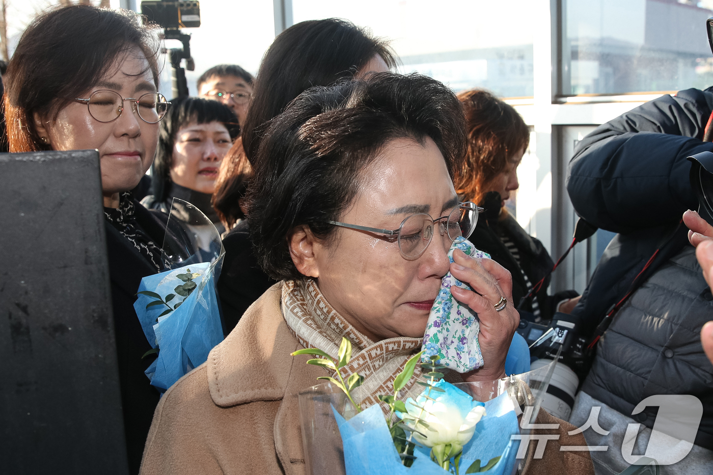 (의왕=뉴스1) 이승배 기자 = 조국 전 조국혁신당 대표 지지자들이 16일 오전 경기도 의왕시 서울 구치소 앞에서 조 전 대표가 자녀 입시 비리와 청와대 감찰 무마 혐의로 구치소에 …