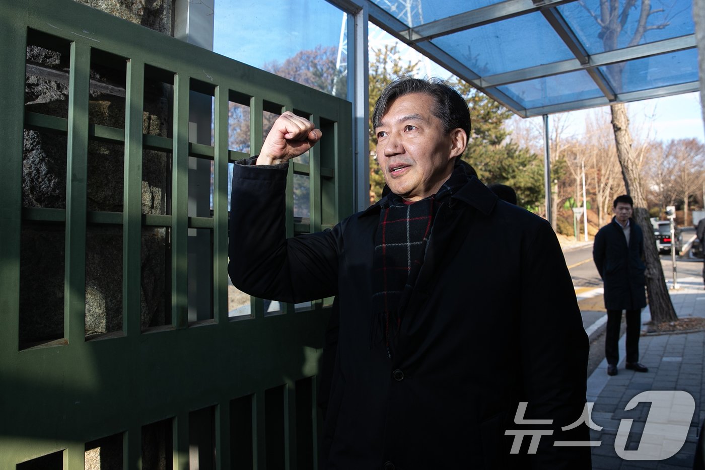 본문 이미지 - 자녀 입시 비리와 청와대 감찰 무마 혐의로 대법원으로부터 징역 2년 실형을 확정 받은 조국 전 조국혁신당 대표가 16일 오전 경기도 의왕시 서울 구치소로 수감되기 전 지지자들에게 주먹을 쥐어보이며 인사하고 있다. 2024.12.16/뉴스1 ⓒ News1 이승배 기자