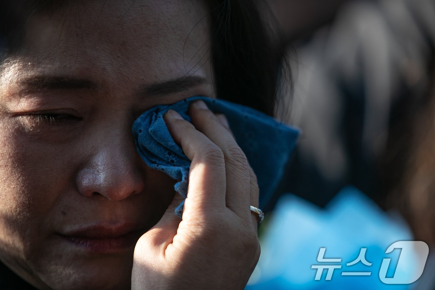 본문 이미지 - 조국 전 조국혁신당 대표 지지자들이 16일 오전 경기도 의왕시 서울 구치소 앞에서 조 전 대표가 자녀 입시 비리와 청와대 감찰 무마 혐의로 구치소에 수감되자 슬퍼하고 있다.  2024.12.16/뉴스1 ⓒ News1 이승배 기자