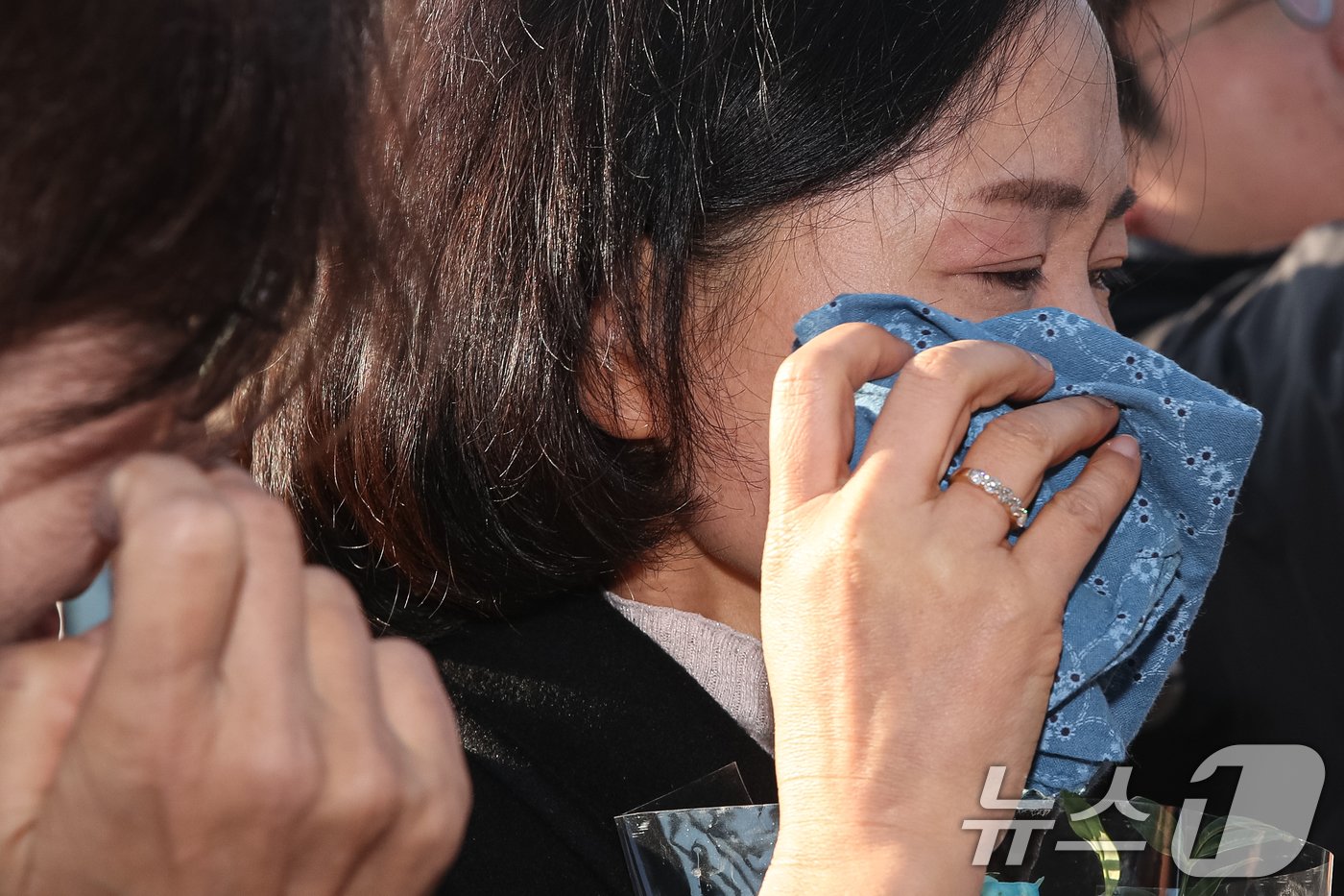 본문 이미지 - 조국 전 조국혁신당 대표 지지자들이 16일 오전 경기도 의왕시 서울 구치소 앞에서 조 전 대표가 자녀 입시 비리와 청와대 감찰 무마 혐의로 구치소에 수감되자 슬퍼하고 있다. 2024.12.16/뉴스1 ⓒ News1 이승배 기자