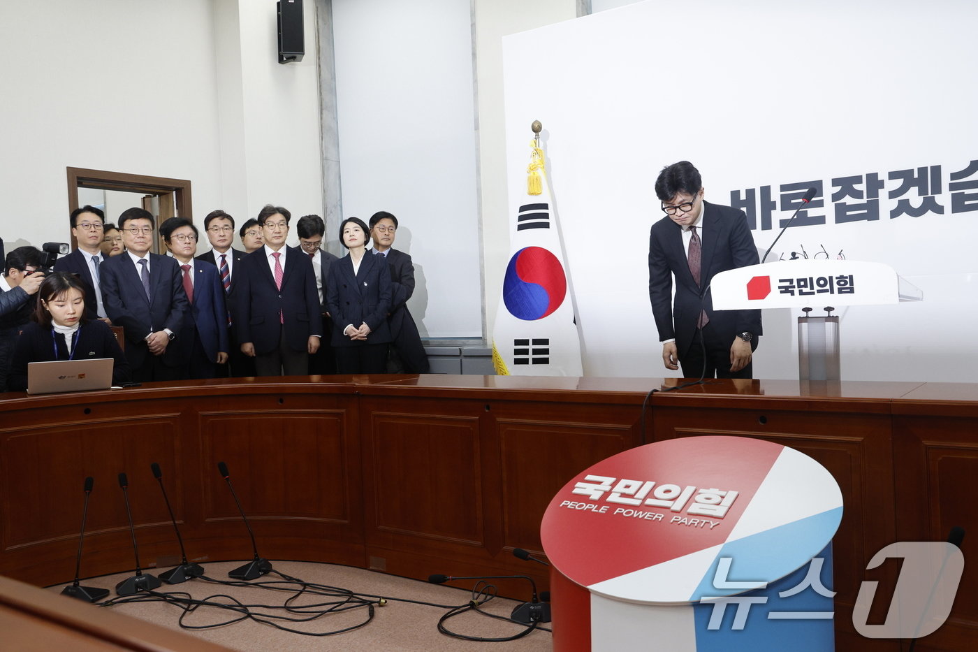 한동훈 국민의힘 대표가 16일 오전 서울 여의도 국회에서 당대표직 사퇴 발표 기자회견을 마치고 인사하고 있다. 2024.12.16/뉴스1 ⓒ News1 안은나 기자