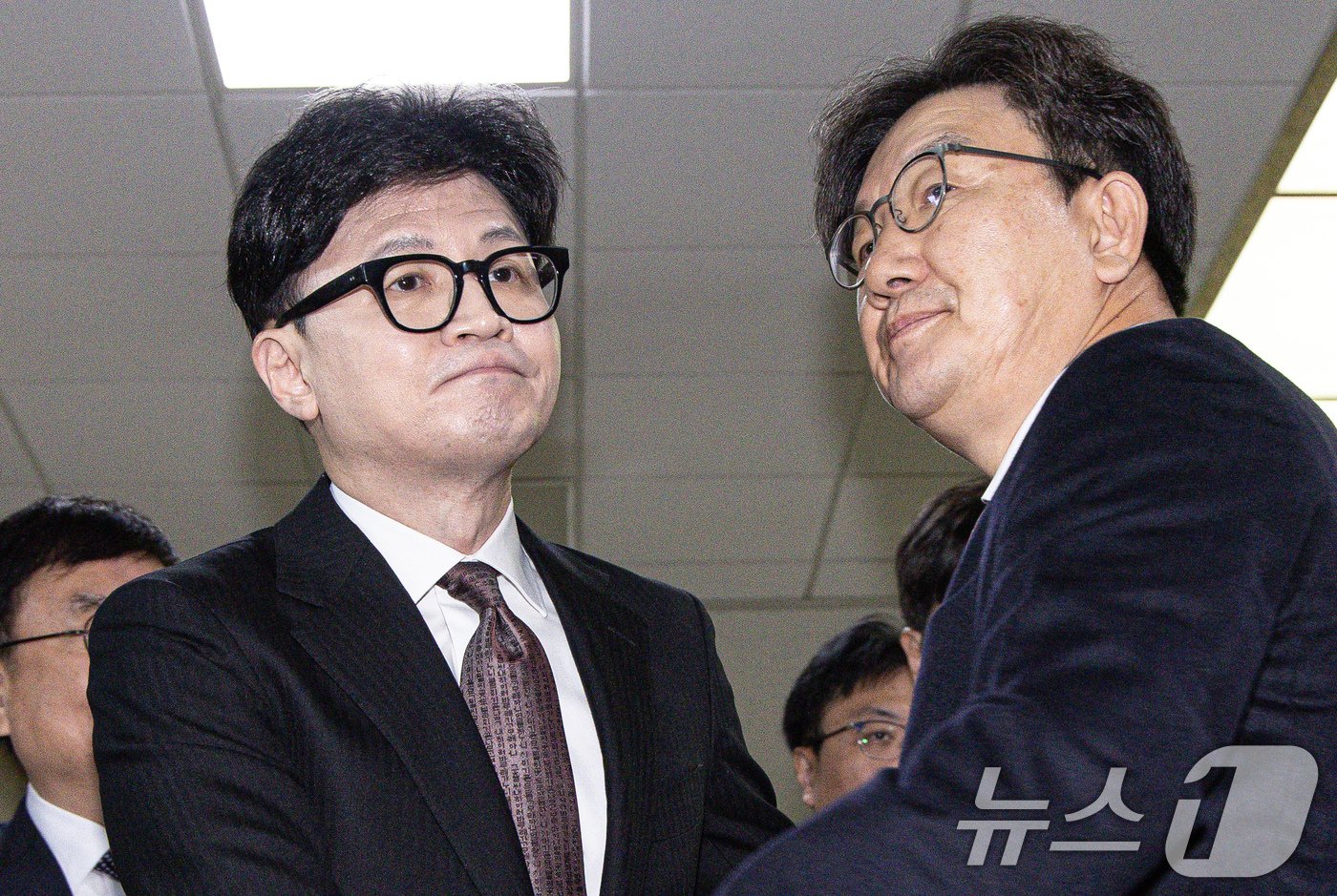 본문 이미지 - 한동훈 국민의힘 대표가 16일 오전 서울 여의도 국회에서 당대표직 사퇴 발표 기자회견에 앞서 권성동 원내대표와 악수하고 있다. 2024.12.16/뉴스1 ⓒ News1 이재명 기자