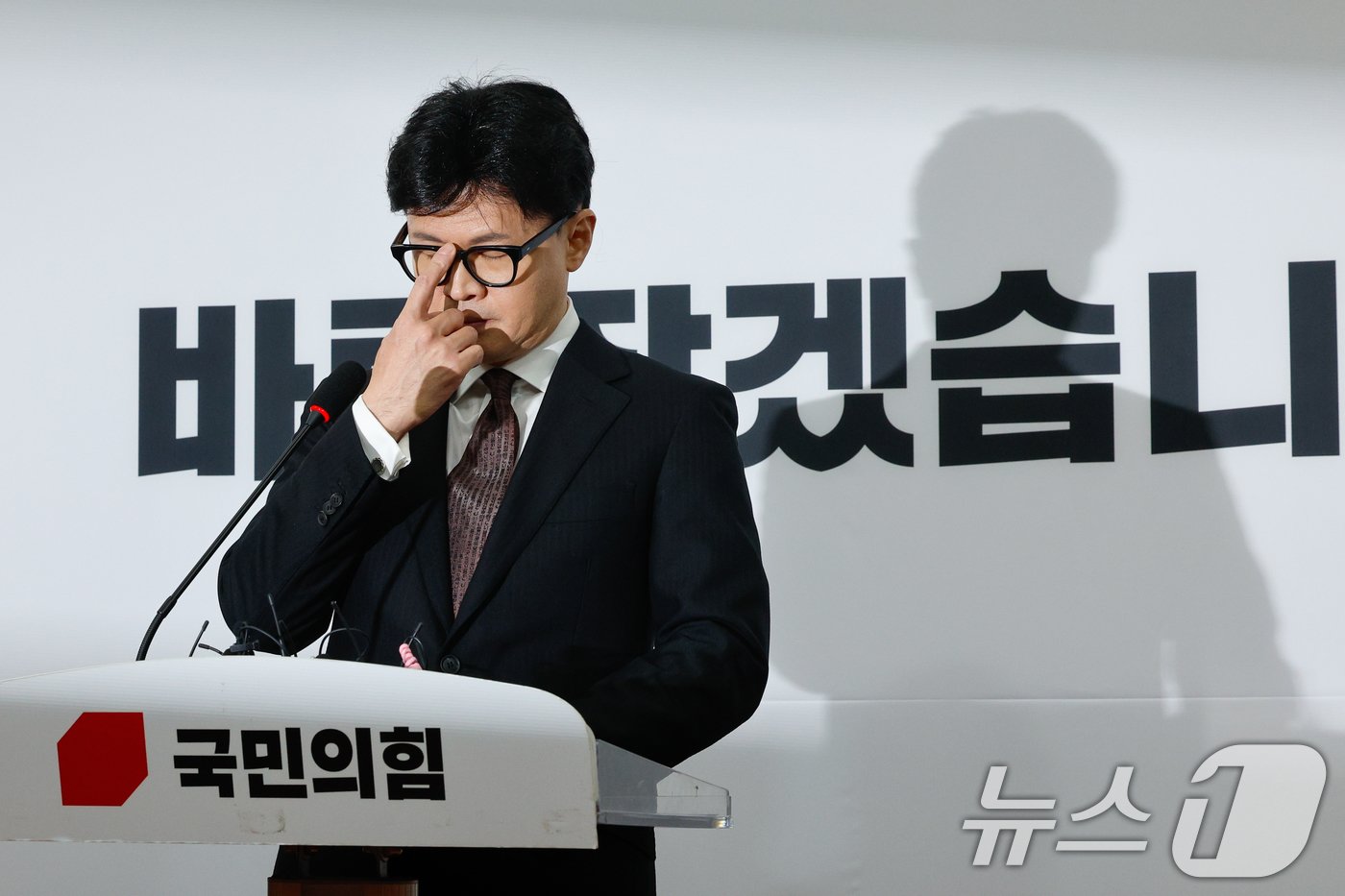 본문 이미지 - 한동훈 국민의힘 대표가 16일 오전 서울 여의도 국회에서 당대표직 사퇴 발표 기자회견을 하던 중 안경을 고쳐쓰고 있다. 2024.12.16/뉴스1 ⓒ News1 안은나 기자