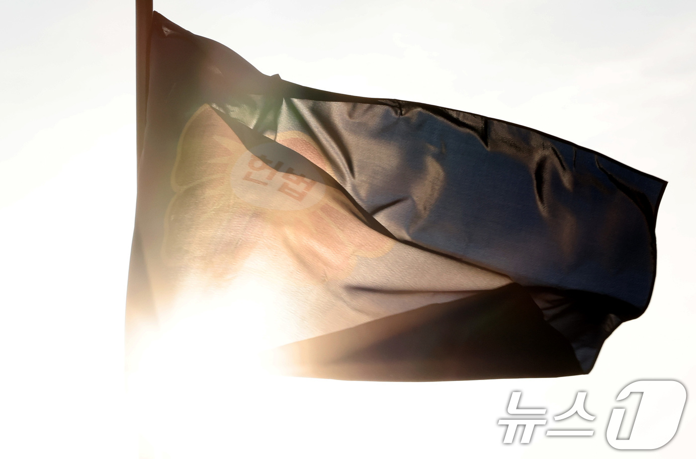 (서울=뉴스1) 이동해 기자 = 헌법재판소가 첫 재판관 회의를 열고 윤석열 대통령 탄핵심판 절차에 본격 돌입한 16일 서울 종로구 헌법재판소에서 헌재 깃발이 바람에 펄럭이고 있다. …