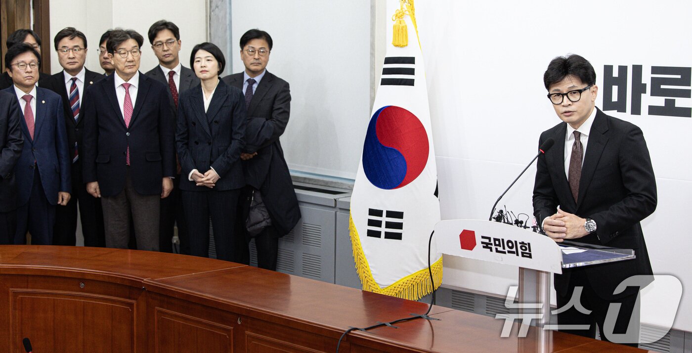 한동훈 국민의힘 대표가 16일 오전 서울 여의도 국회에서 당대표직 사퇴 발표 기자회견을 하고 있다. 2024.12.16/뉴스1 ⓒ News1 이재명 기자