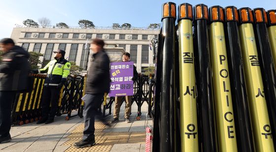 "헌재 탄핵인용 어렵다" 한 로스쿨 교수의 주장 들어보니…