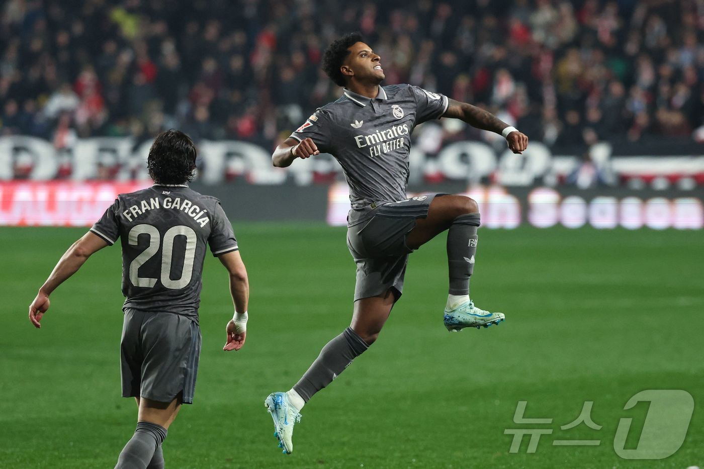 본문 이미지 - 스페인 프리메라리가 3위 레알 마드리드는 FC바르셀로나, 아틀레티코 마드리드에 승점 1차로 쫓고 있다. ⓒ AFP=뉴스1