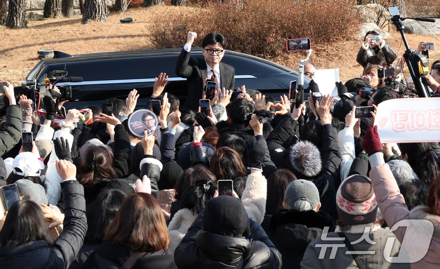 한동훈 국민의힘 대표가 16일 서울 여의도 국회에서 당대표 사퇴 관련 기자회견을 마친 뒤 지지자들을 향해 주먹을 불끈 쥐고 있다. &#40;공동취재&#41; 2024.12.16/뉴스1 ⓒ News1 안은나 기자