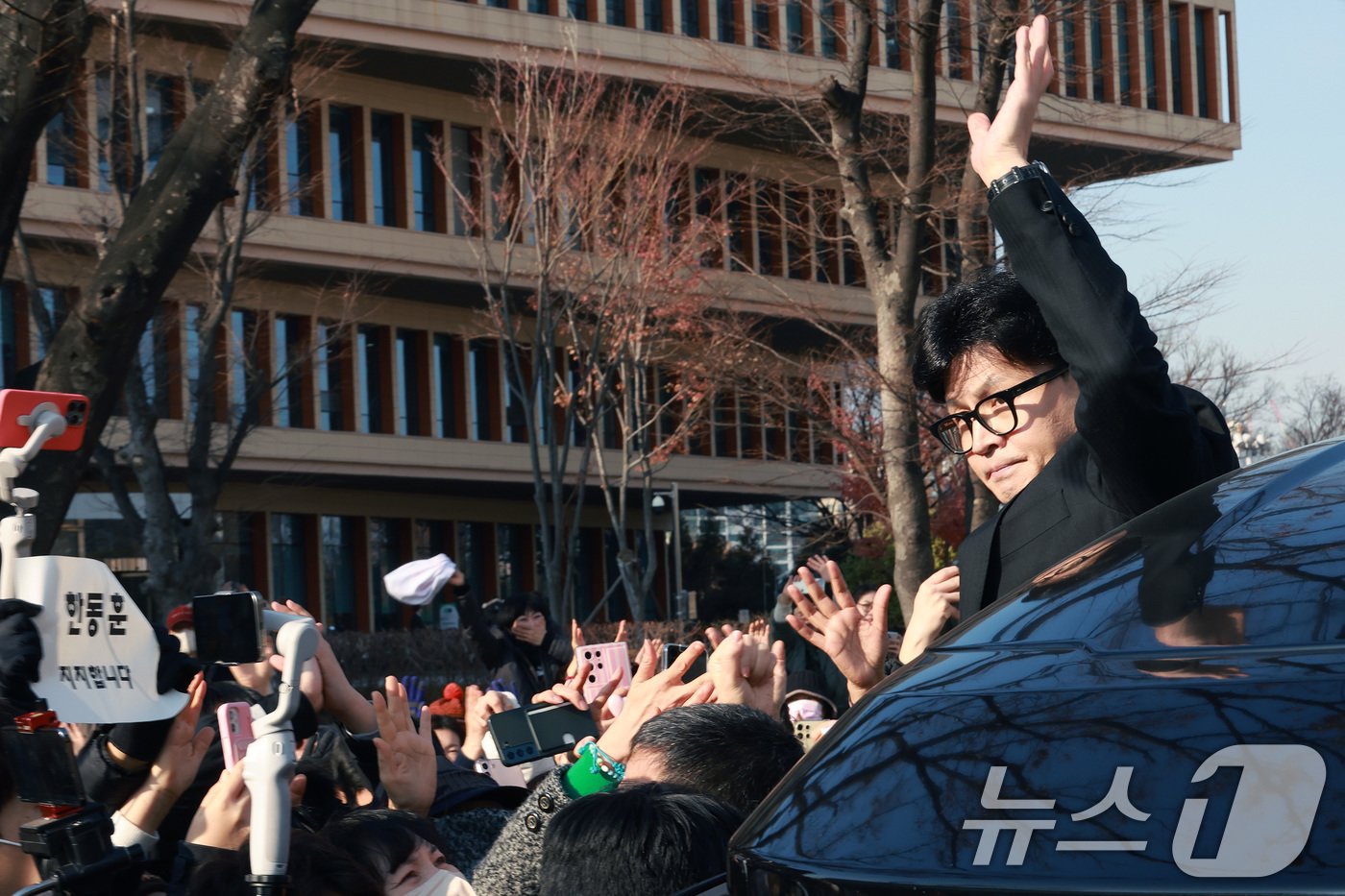 한동훈 국민의힘 대표가 16일 서울 여의도 국회에서 당대표 사퇴 관련 기자회견을 마친 뒤 지지자들을 향해 인사하고 있다. &#40;공동취재&#41; 2024.12.16/뉴스1 ⓒ News1 안은나 기자