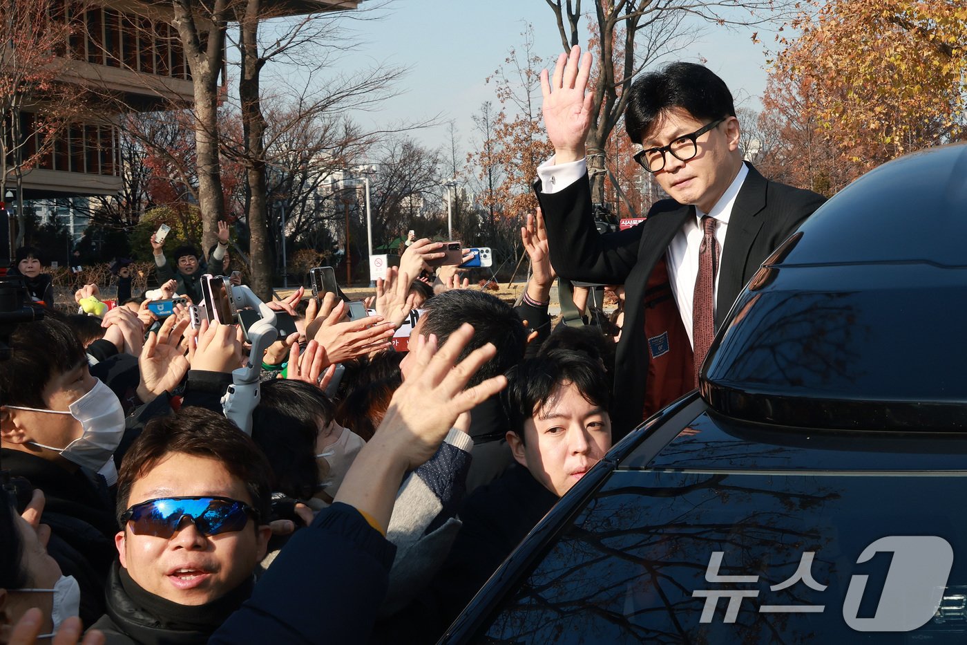 한동훈 국민의힘 대표가 16일 서울 여의도 국회에서 당대표 사퇴 관련 기자회견을 마친 뒤 지지자들을 향해 인사하고 있다. &#40;공동취재&#41; 2024.12.16/뉴스1 ⓒ News1 안은나 기자