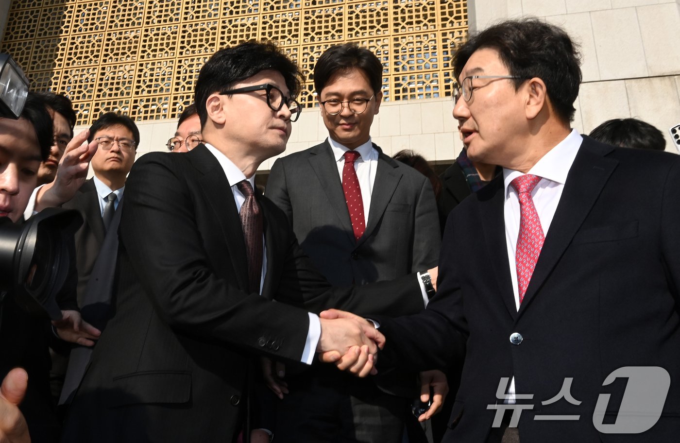 본문 이미지 - 한동훈 국민의힘 대표가 16일 오전 서울 여의도 국회에서 당대표직 사퇴 기자회견을 마친 뒤 국회를 떠나며 권성동 원내대표와 악수하고 있다. &#40;공동취재&#41; 2024,12,16/뉴스1 ⓒ News1 안은나 기자