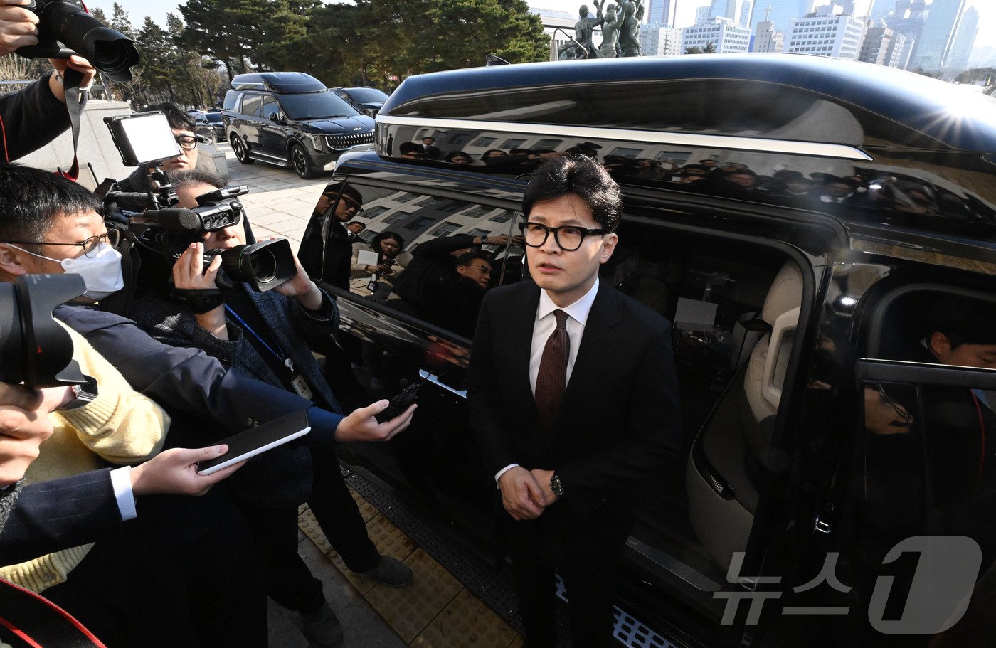 한동훈 국민의힘 대표가 16일 오전 서울 여의도 국회에서 당 대표 사퇴 기자회견을 한 후 나서며 취재진 질의에 답변하고 있다. &#40;공동취재&#41; 2024.12.16/뉴스1 ⓒ News1 이재명 기자