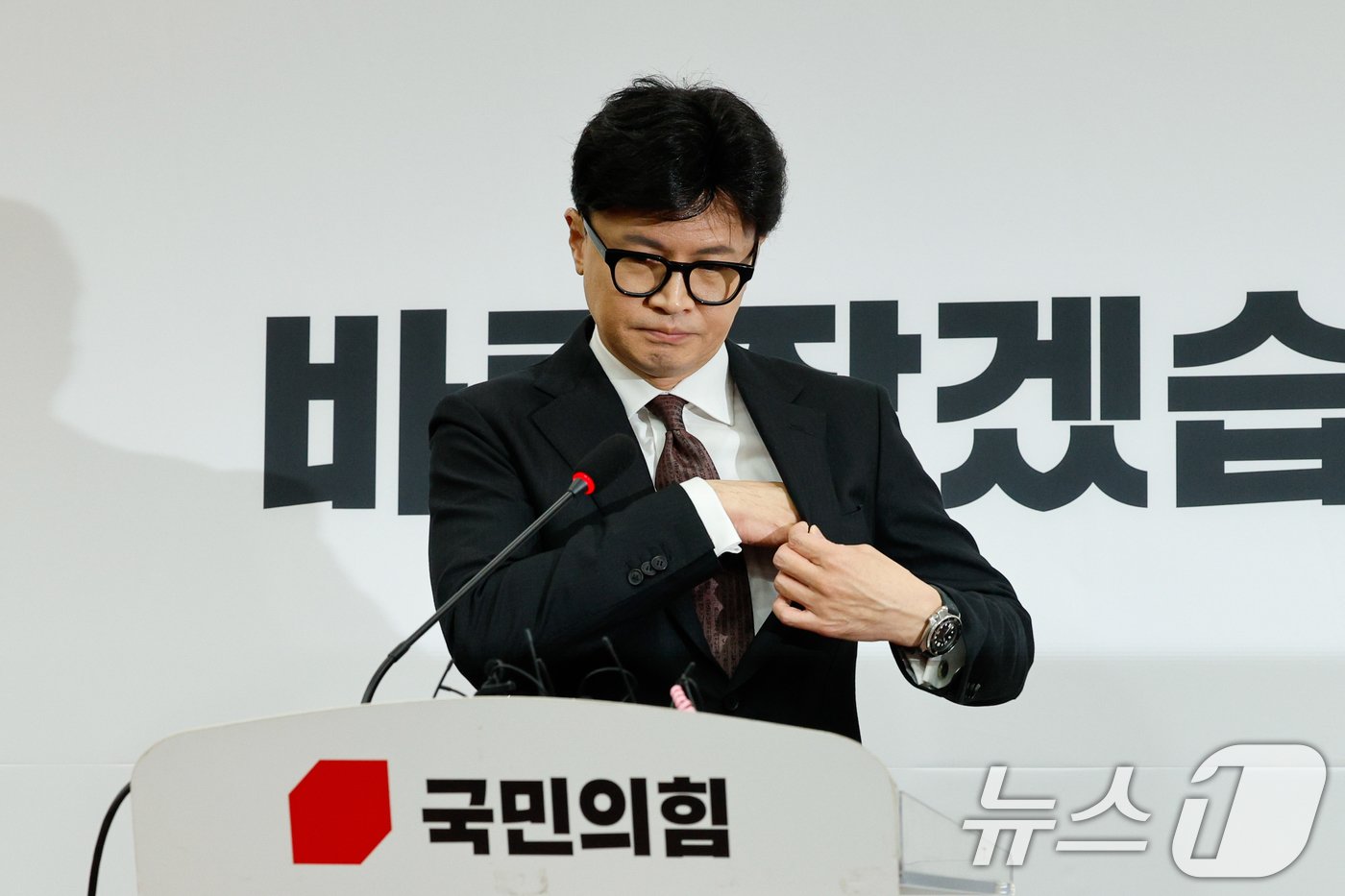 본문 이미지 - 한동훈 국민의힘 대표가 16일 오전 서울 여의도 국회에서 당대표직 사퇴 발표 기자회견을 하고 있다. 2024.12.16/뉴스1 ⓒ News1 안은나 기자