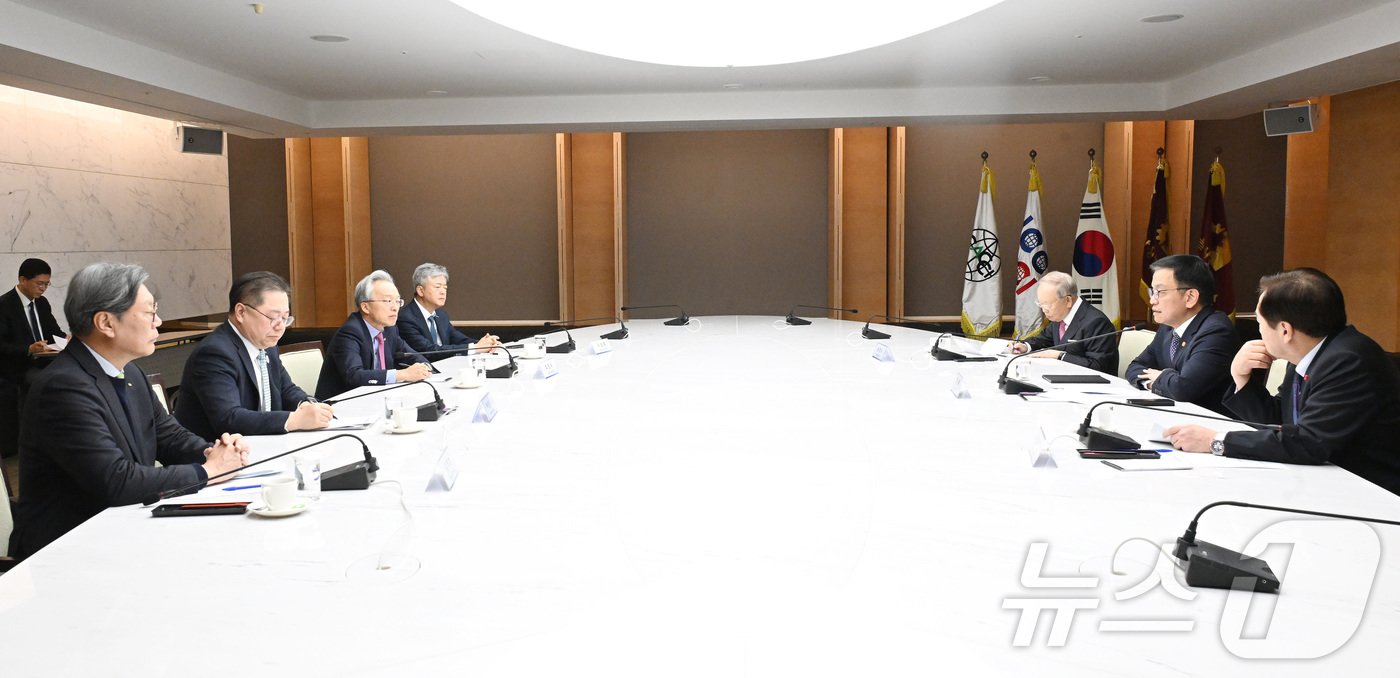 본문 이미지 - 최상목 경제부총리 겸 기획재정부 장관이 16일 서울 중구 대한상공회의소에서 열린 '경제6단체장 간담회'에서 모두발언을 하고 있다. (기획재정부 제공) 2024.12.16/뉴스1